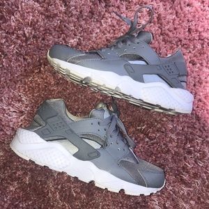 Gray & Silver Nike Huaraches - RUN BIG